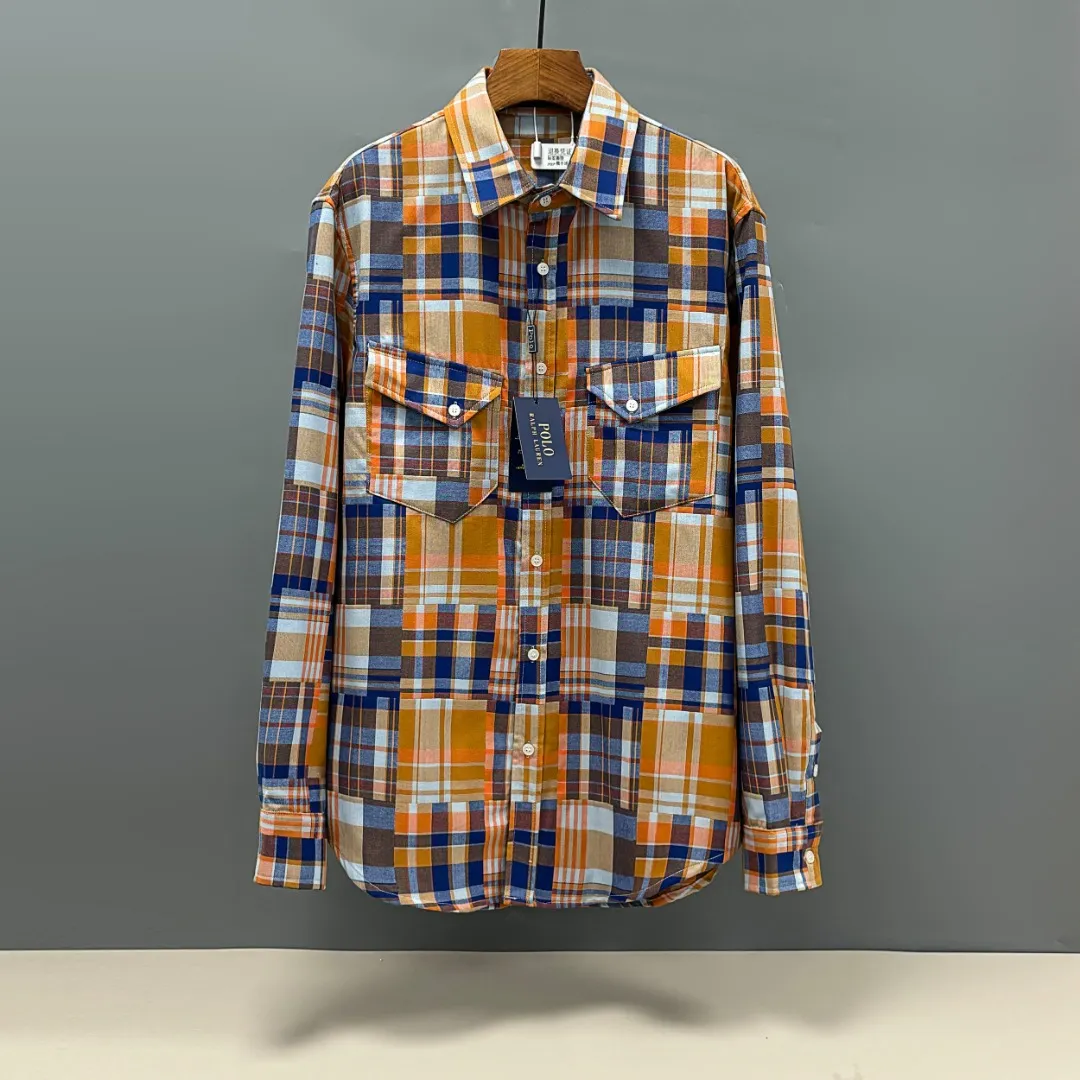 🅿️310 Ralph Lauren/Ralph Lauren cotton plaid shirt is made of 100% pure cotton. The cotton fiber is naturally mild and non-irritating to the skin. It is suitable for people of all skin types. The high-density weaving method gives the fabric a crisp texture and is not easy to deform and pill. It can still maintain a neat fit after multiple washings. It is durable and has a loose fit. The upper body is three-dimensional and the lines are smooth and natural. From the shoulder line to the waistline to the hem, the line transition is smooth without unnecessary wrinkles or accumulation. Overall neat and comfortable. Size: S M L XL